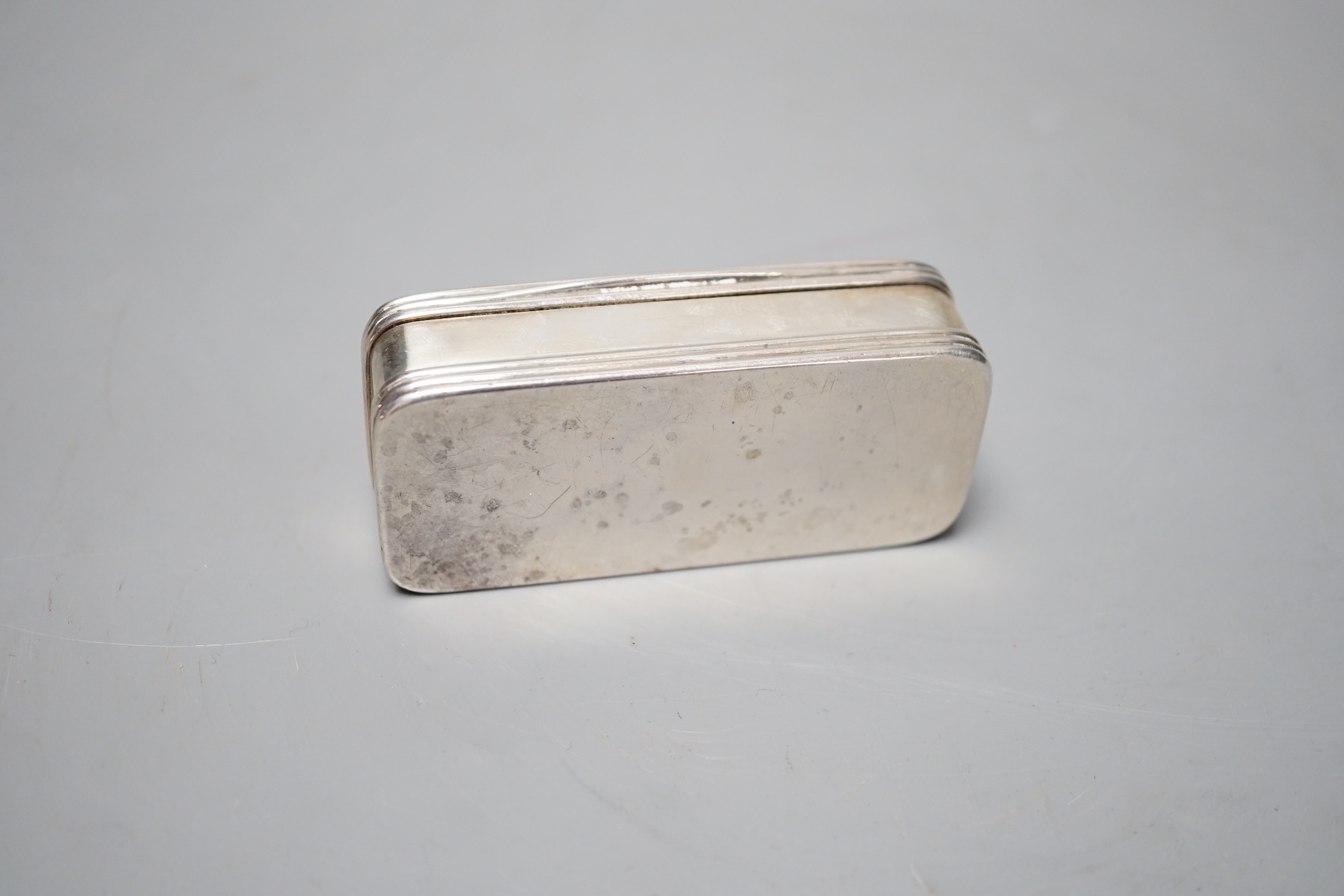 A George III silver rectangular snuff box, Cornelius Bland, London, 1799, 8cm.